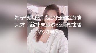 商场TP蹲着挑选商品的黑色上衣妹子奶子